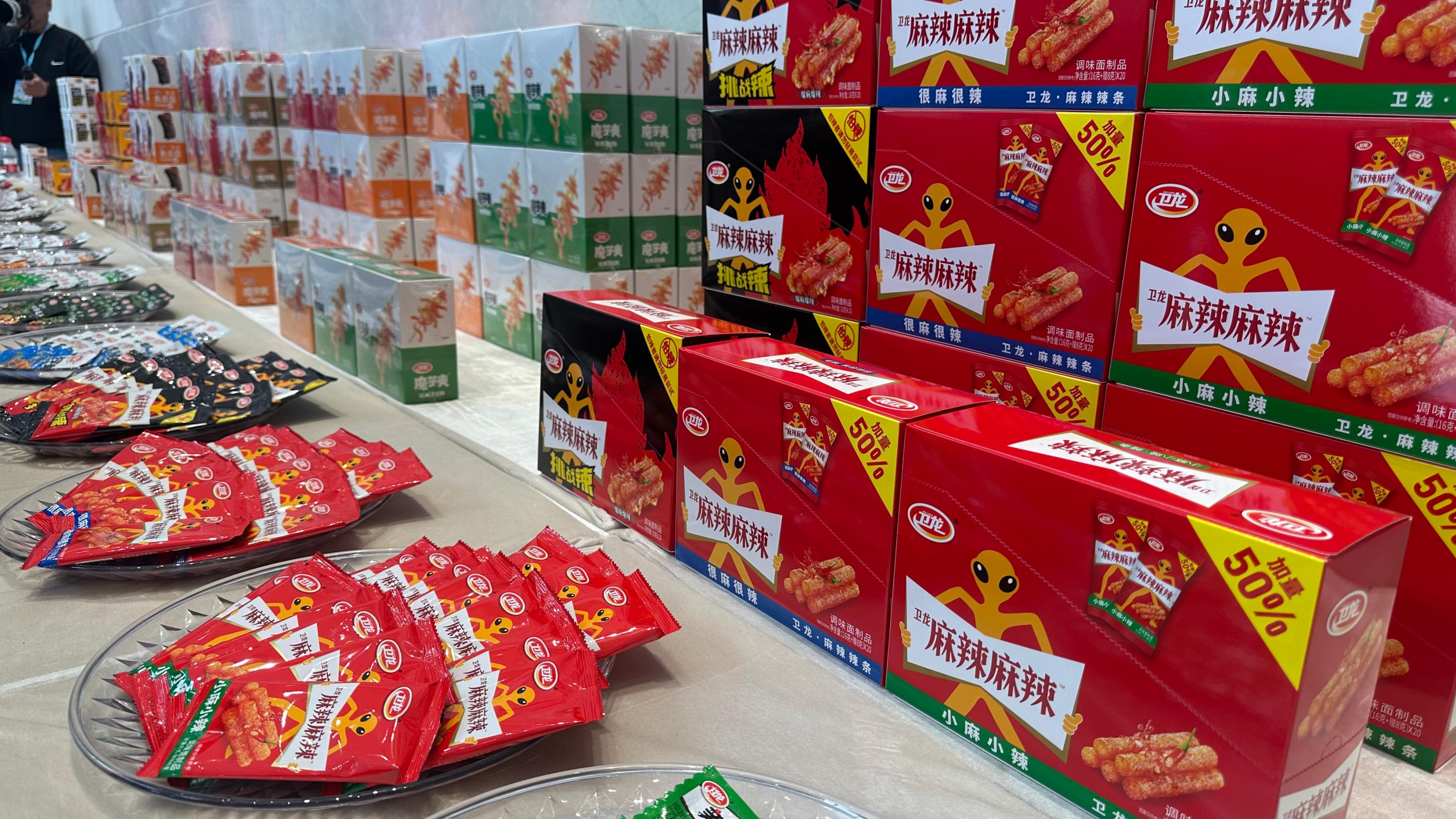 各类零食产品。人民网记者 王绍绍摄